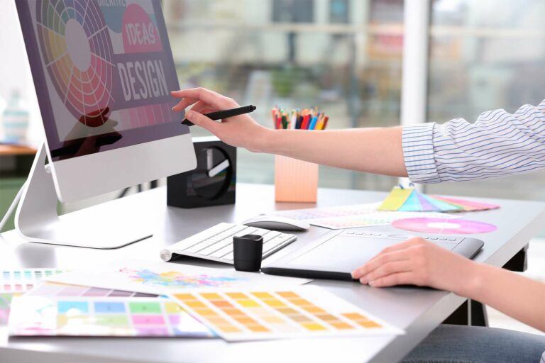 Studio grafico al lavoro su palette colori